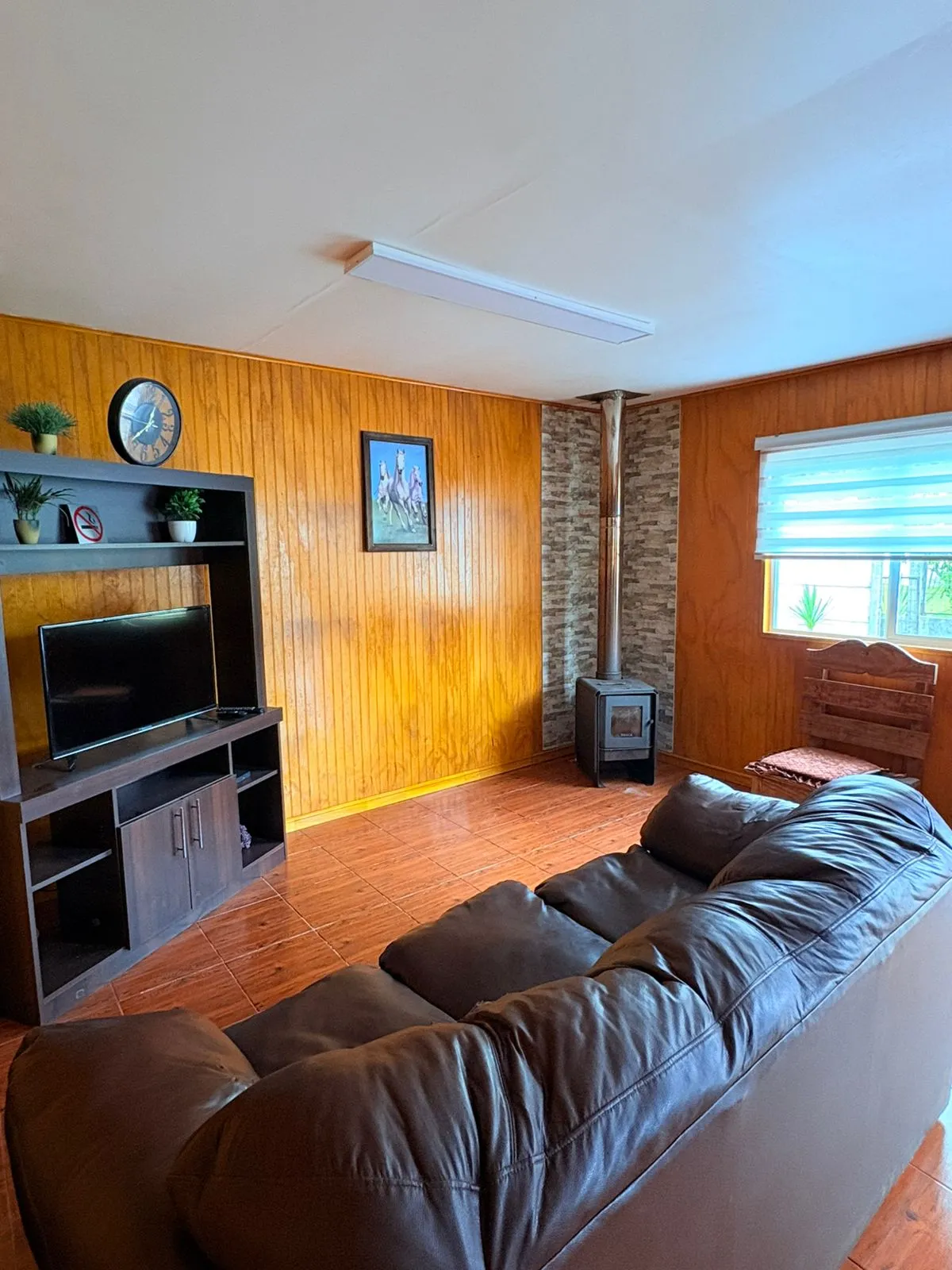 Living de cabaña familiar 5 personas en Chinquihue con vista al Canal Tenglo